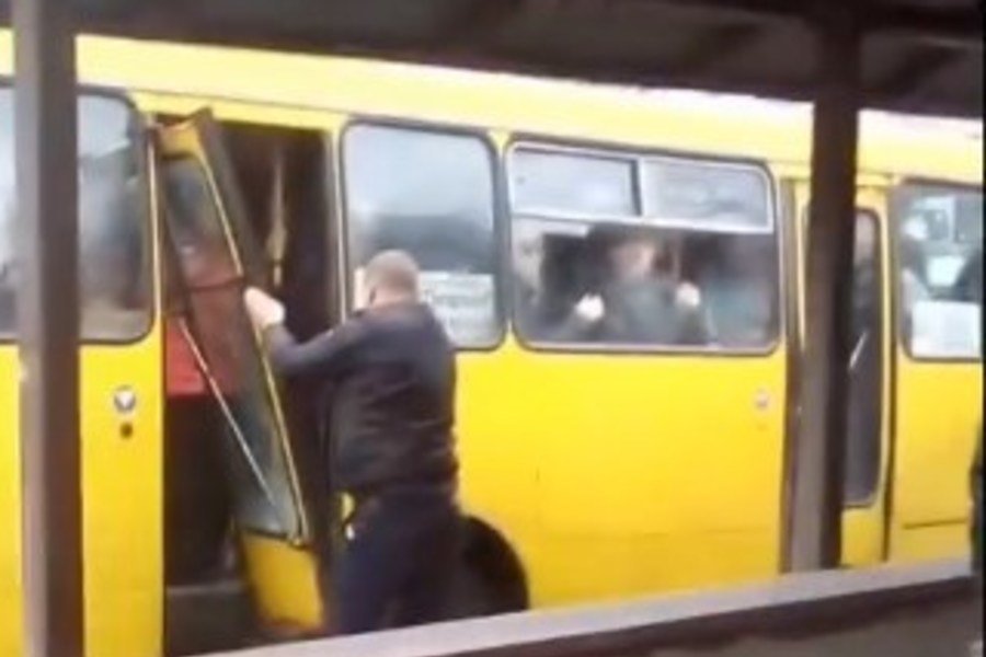 У маршрутки отвалились двери посреди дороги в Киеве (видео)