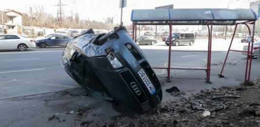 ДТП в Киеве: водитель Audi снес остановку  - today.ua