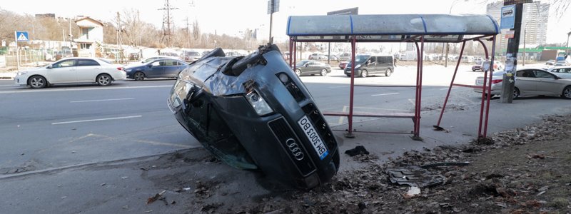 ДТП в Киеве: водитель Audi снес остановку