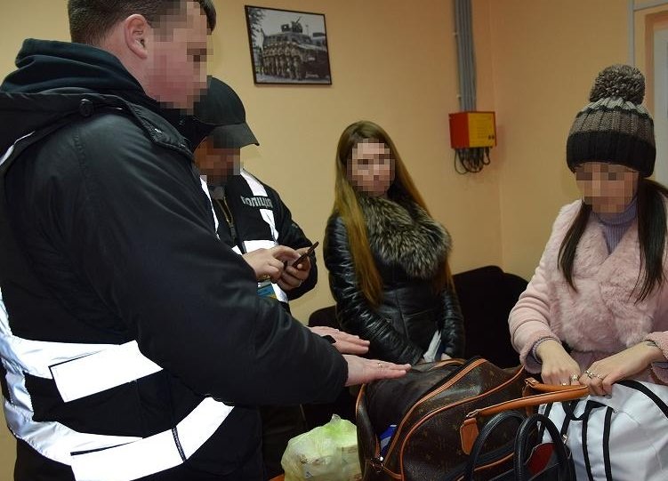 Прикордонники переконали українських дівчат не працювати в російських борделях  - today.ua