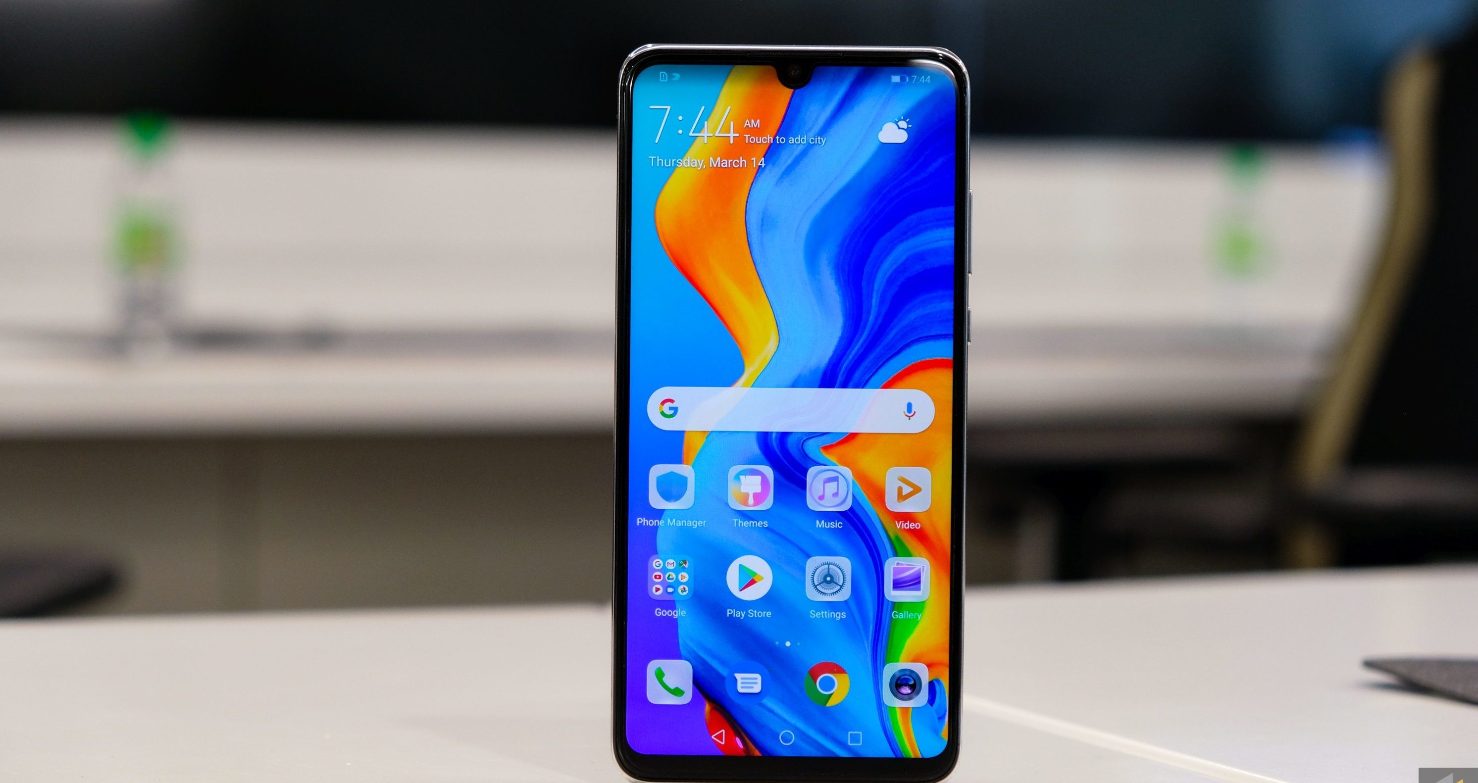 Huawei выпустила бюджетный смартфон Nova 4e с тройной камерой