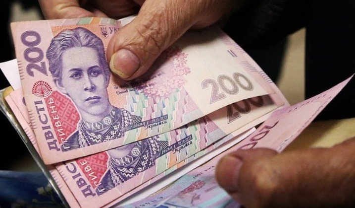 Українцям збільшили пенсії за рахунок коштів, отриманих від розмитнення “євроблях“ - today.ua
