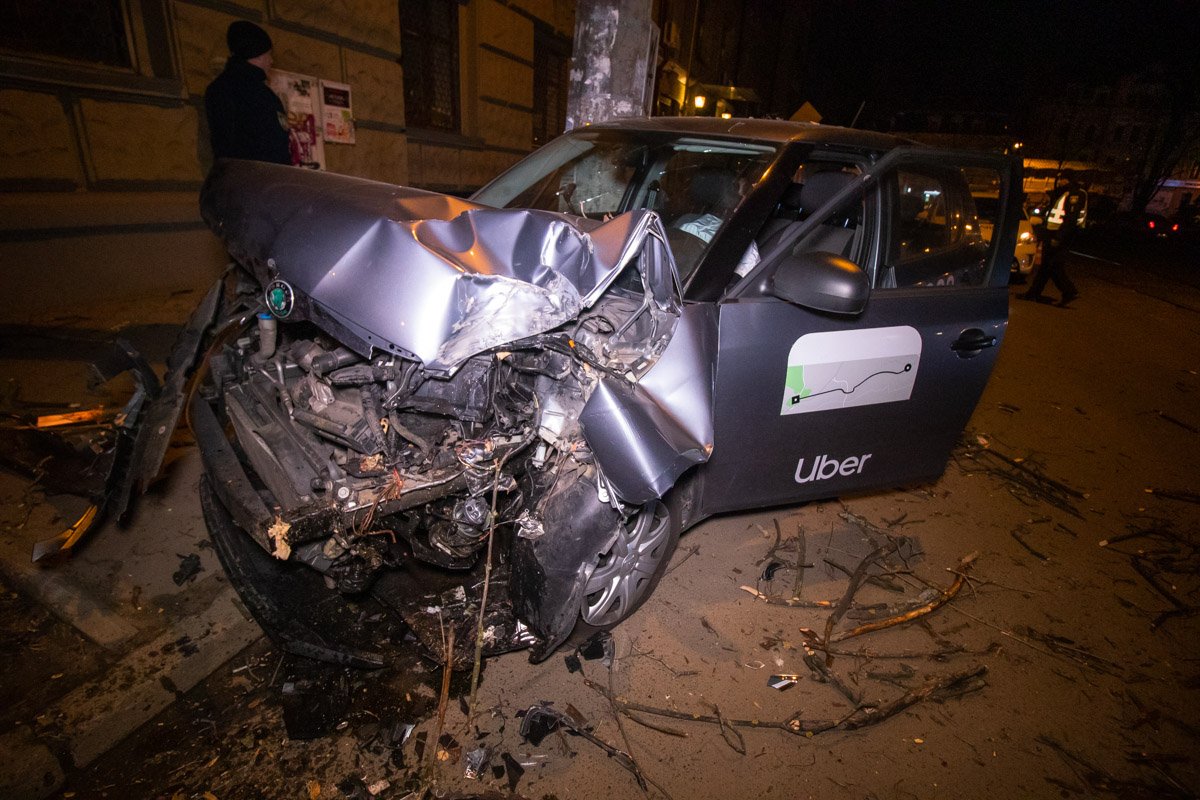 У центрі Києва водій таксі заснув за кермом і врізався в дерево