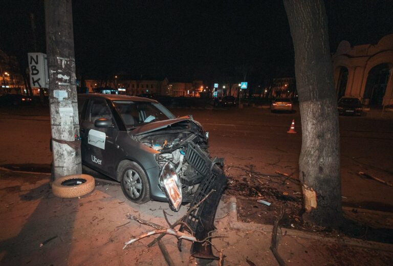 В центре Киева водитель такси уснул за рулем и врезался в дерево - today.ua