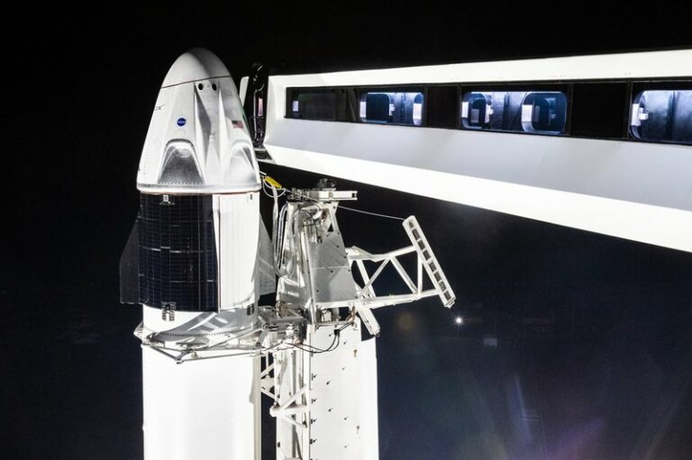 SpaceX запустила новый пилотируемый космический корабль - today.ua