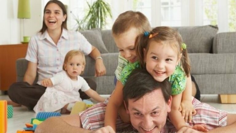 В Украине повышают выплаты на детей: сколько будут получать многодетные семьи - today.ua