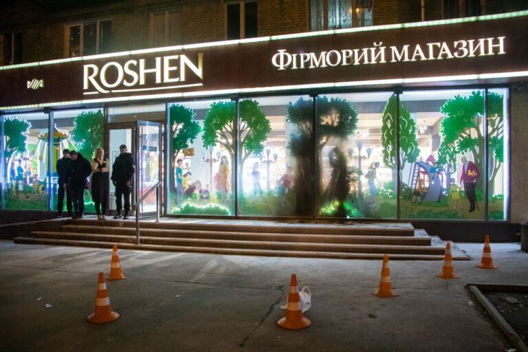 В Киеве подожгли еще один магазин Roshen: опубликовано видео - today.ua