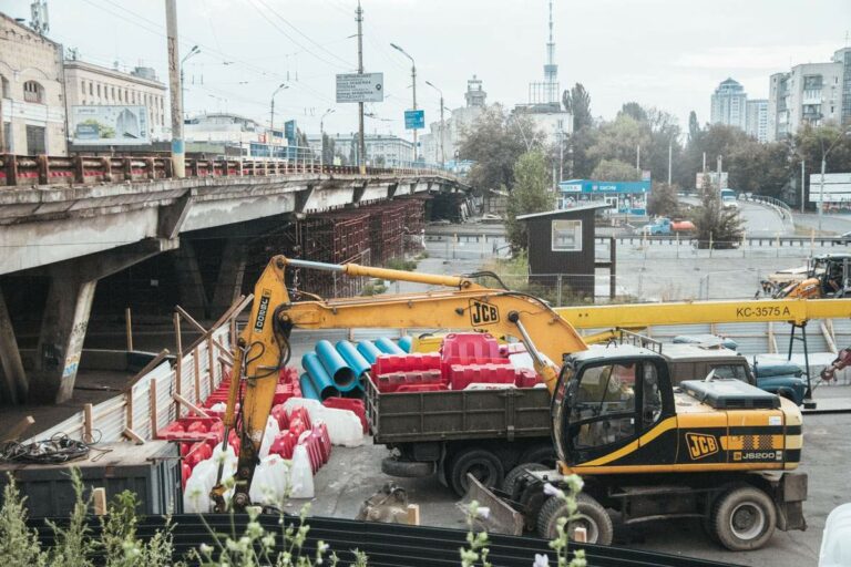 Закриття Шулявського мосту: кияни скаржаться на масштабні затори - today.ua