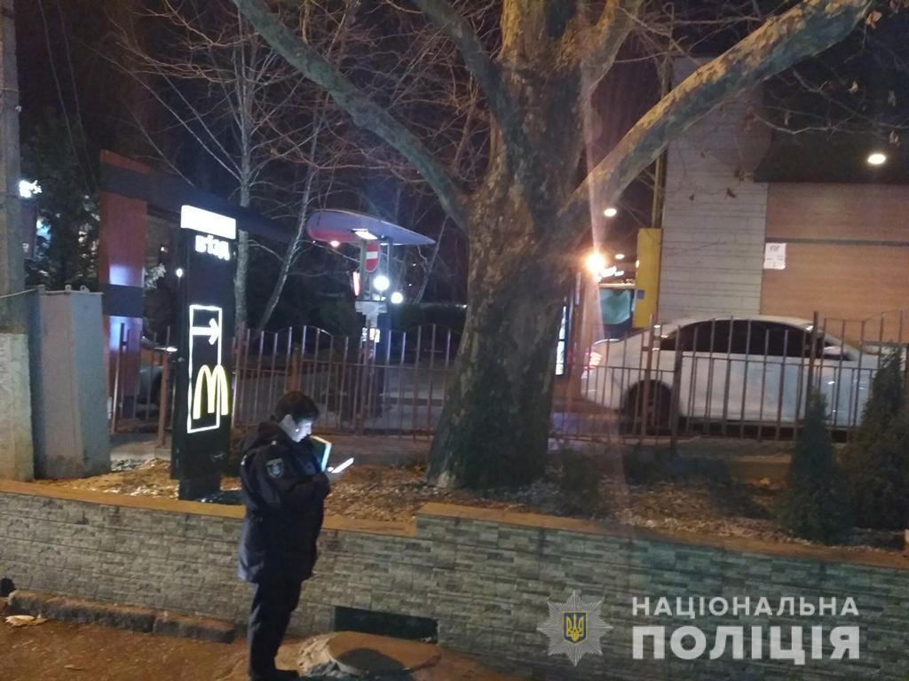 Біля McDonalds у центрі Миколаєва сталася стрілянина: є поранений