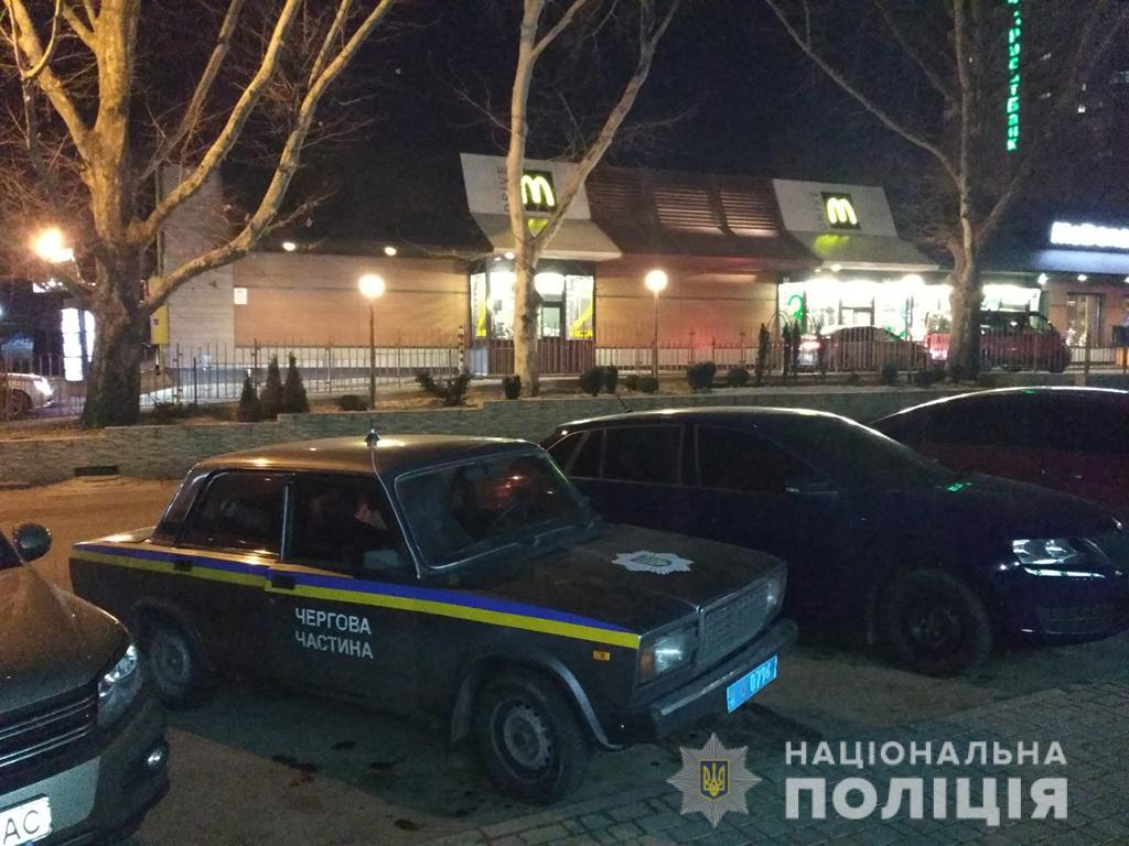 Возле McDonalds в центре Николаева произошла стрельба: есть раненый
