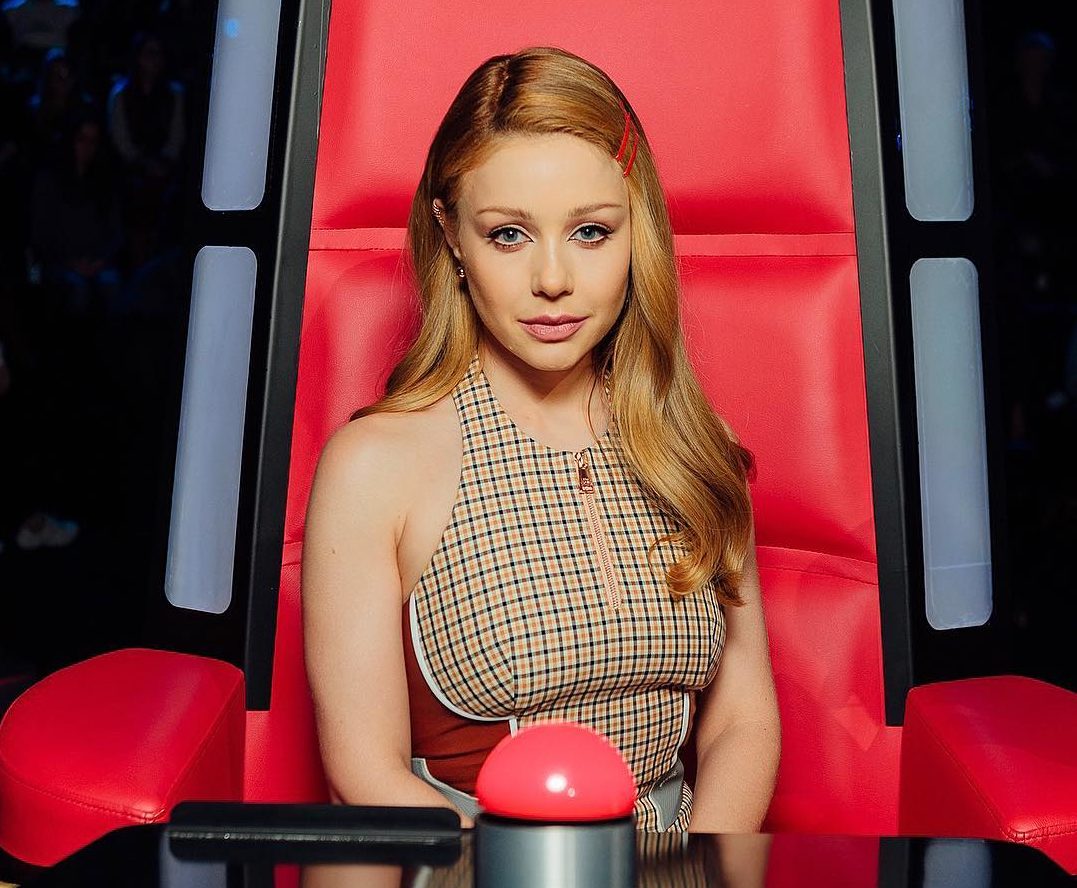 Тина Кароль появилась в эфире шоу "Голос страны-9" в новом образе