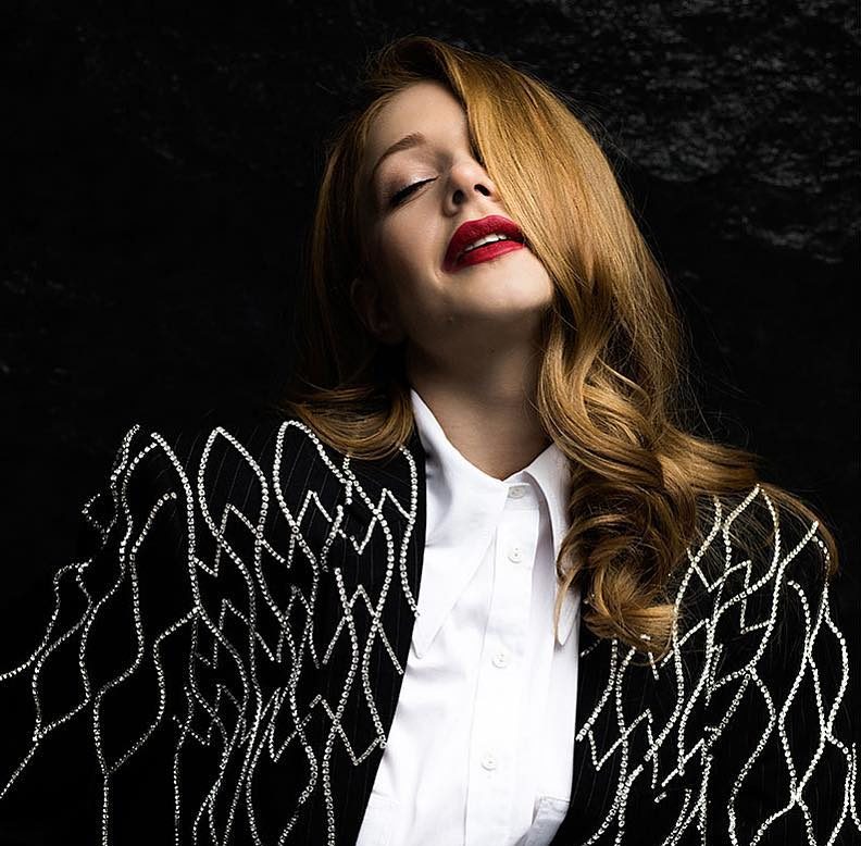 Тину Кароль нарисовали в образе пушистого зайчика