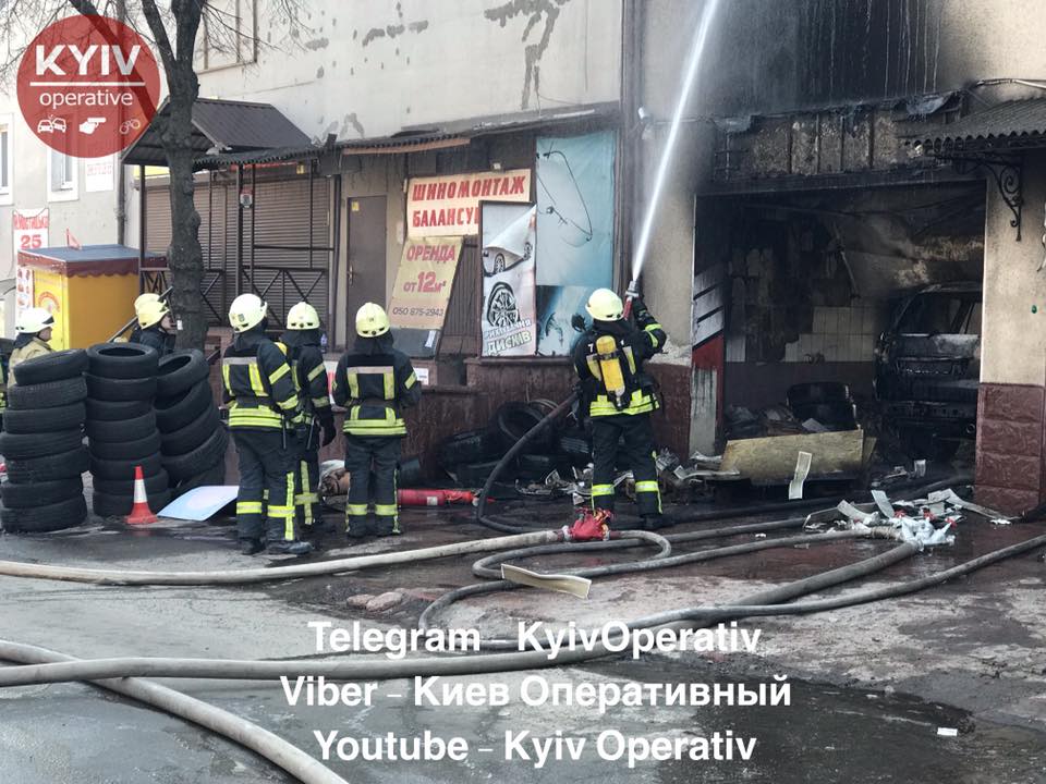 У Києві горіла СТО: опубліковано відео 