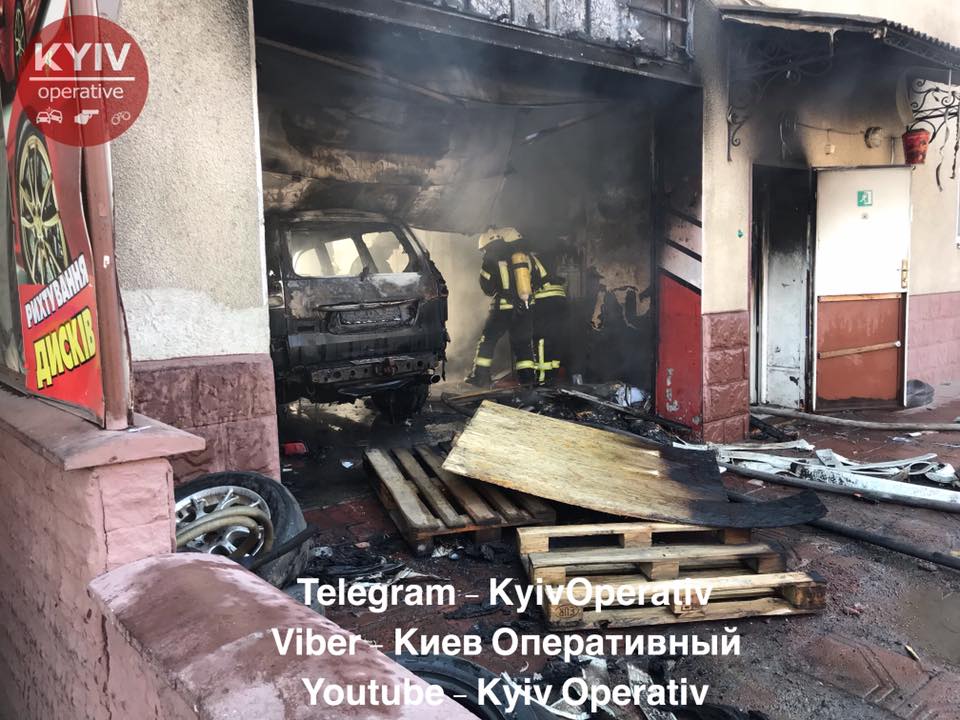 В Киеве горела СТО: опубликовано видео