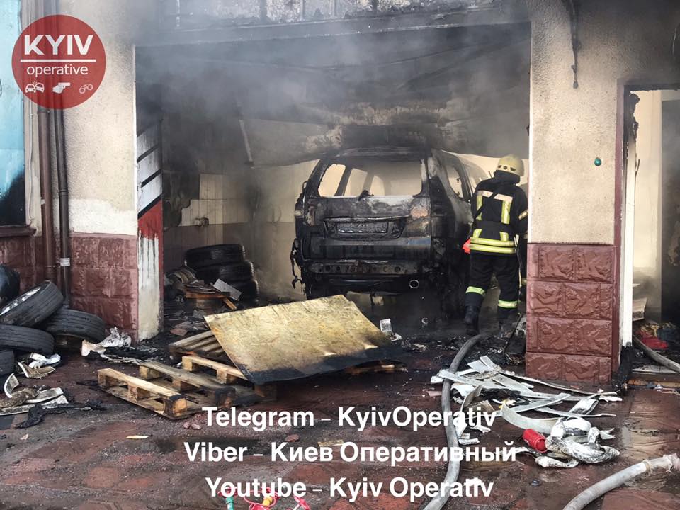 В Киеве горела СТО: опубликовано видео