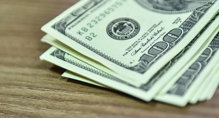 Курс долара напередодні вихідних різко обвалився: скільки коштує валюта США 7 лютого - today.ua