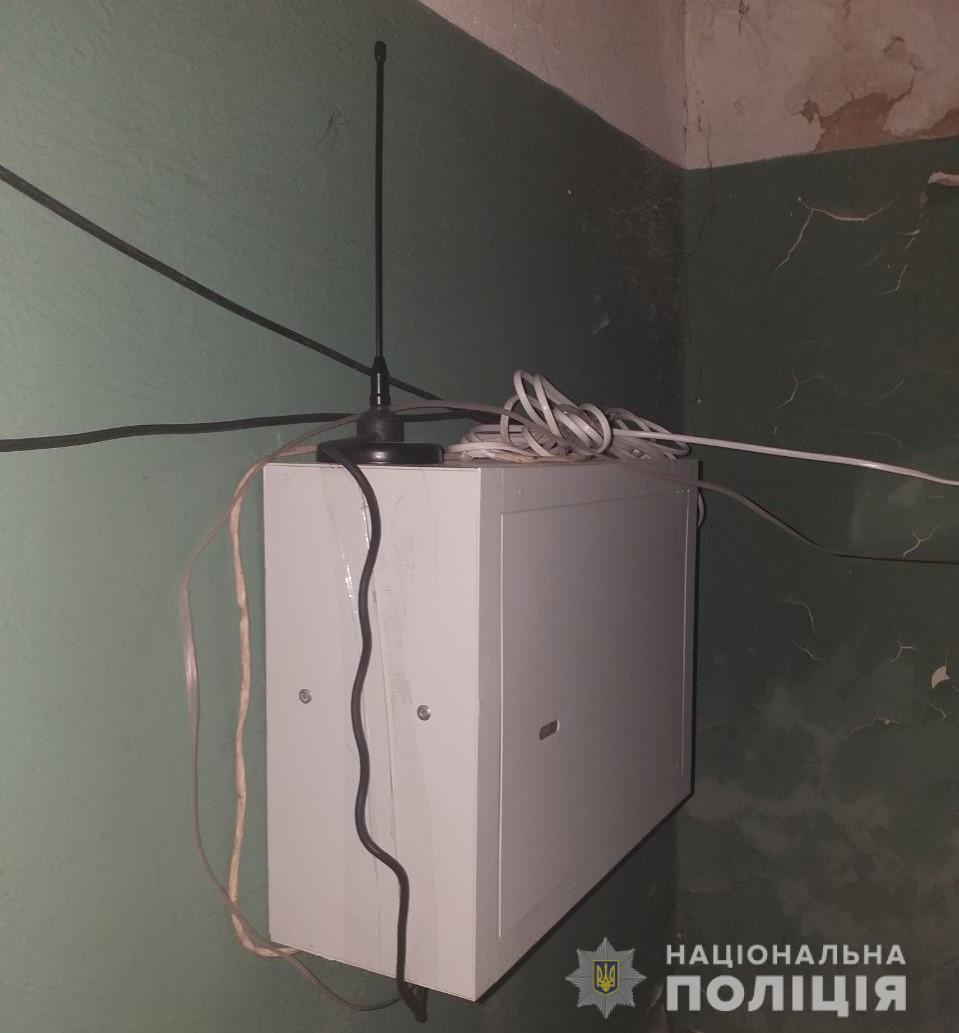 Біля офісу Зеленського знайшли невідомі пристрої: є фото Біля офісу Зеленського знайшли невідомі пристрої: є фото - today.ua