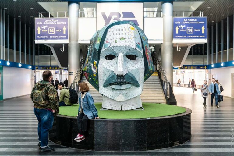 Укрзалізниця встановила голову Гоголя на вокзалі у Києві - today.ua