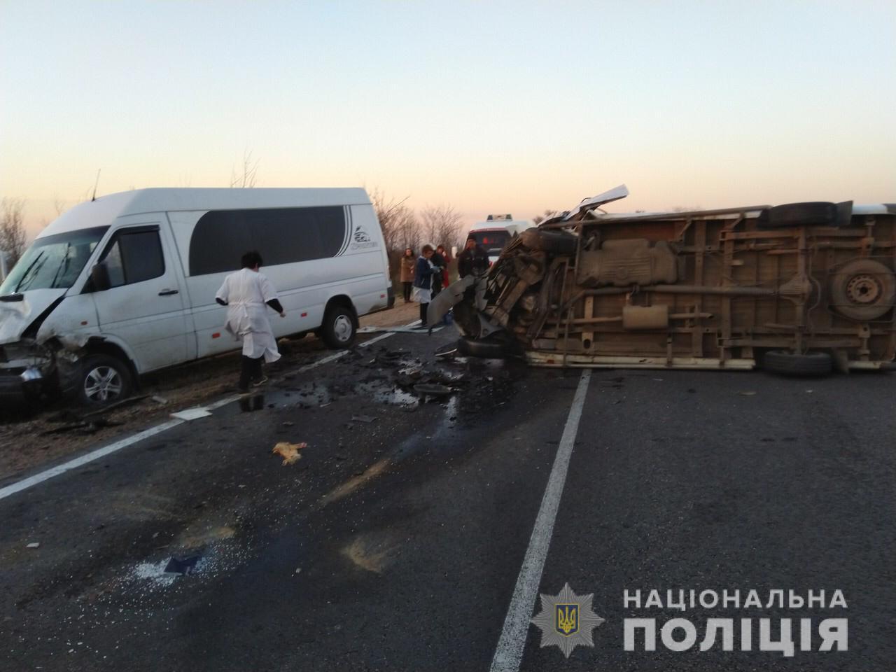 Смертельное ДТП с двумя грузовыми микроавтобусами и маршруткой заблокировало движение под Одессой