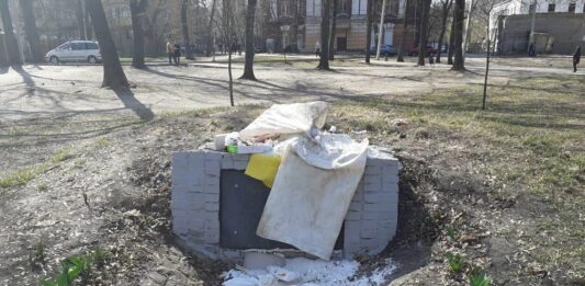 В Харькове забросали мусором памятник воинам УПА  - today.ua