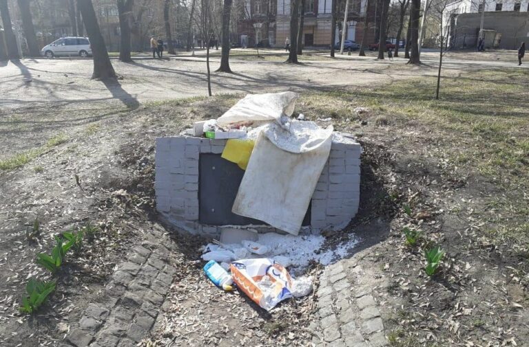 У Харкові закидали сміттям пам’ятник воїнам УПА  - today.ua