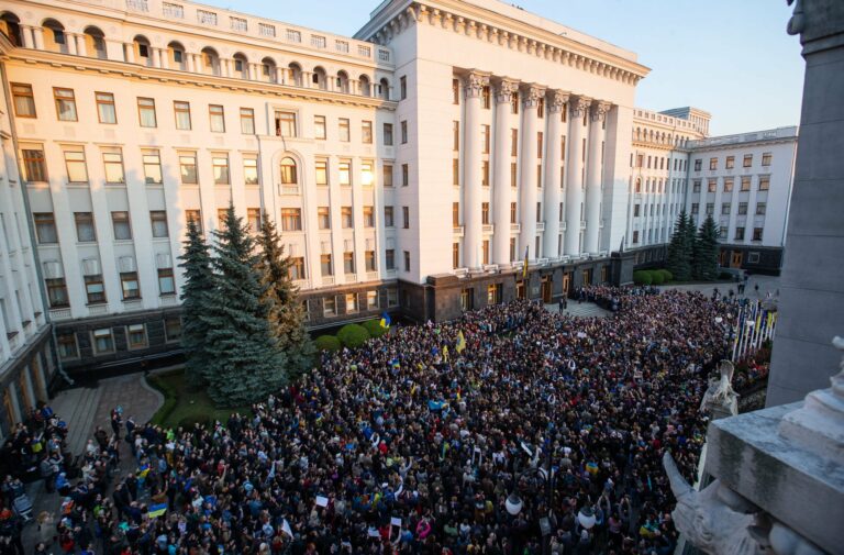 Тысячи людей пришли на Банковую поблагодарить Порошенко за 5 лет президентства - today.ua