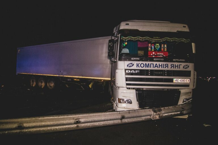 Под Киевом Volkswagen врезался в грузовик: водитель легковушки погиб - today.ua
