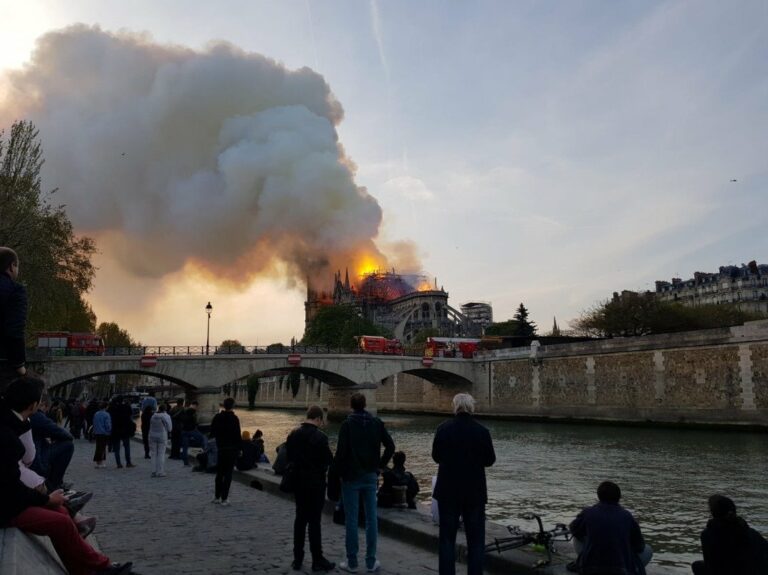 Пожар в Соборе Парижской Богоматери: что удалось спасти и кто пострадал - today.ua