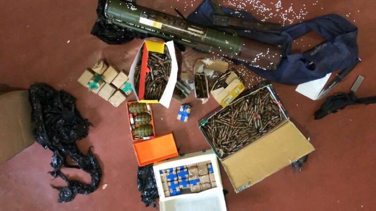 У киевлянина дома нашли настоящий арсенал оружия из зоны ООС: опубликованы фото - today.ua