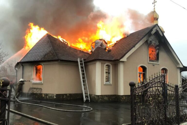 Під Харковом дощенту згоріла церква РПЦ: з'явилося відео  - today.ua