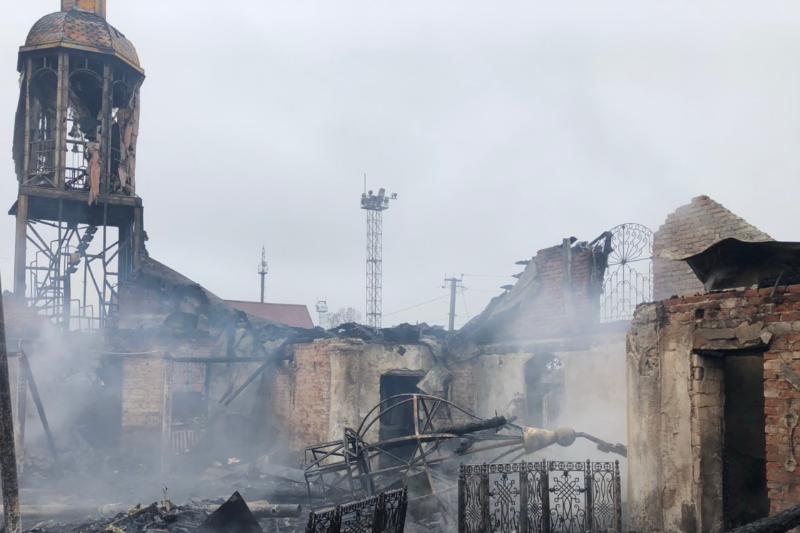Под Харьковом дотла сгорела церковь РПЦ: появилось видео 