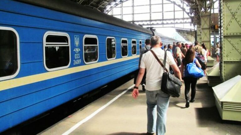 Правонарушитель сбежал от пограничников, выпрыгнув на полном ходу из поезда  - today.ua