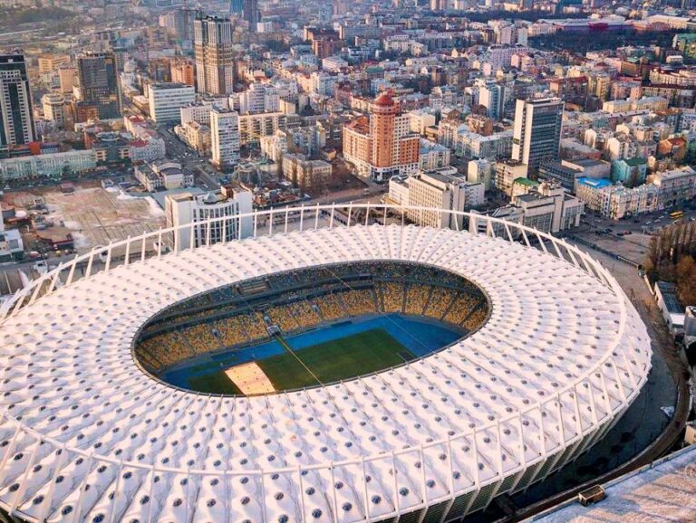 В НСК “Олимпийский“ подтвердили, что получили запрос на проведение дебатов на 19 апреля от штабов Зеленского и Порошенко - today.ua