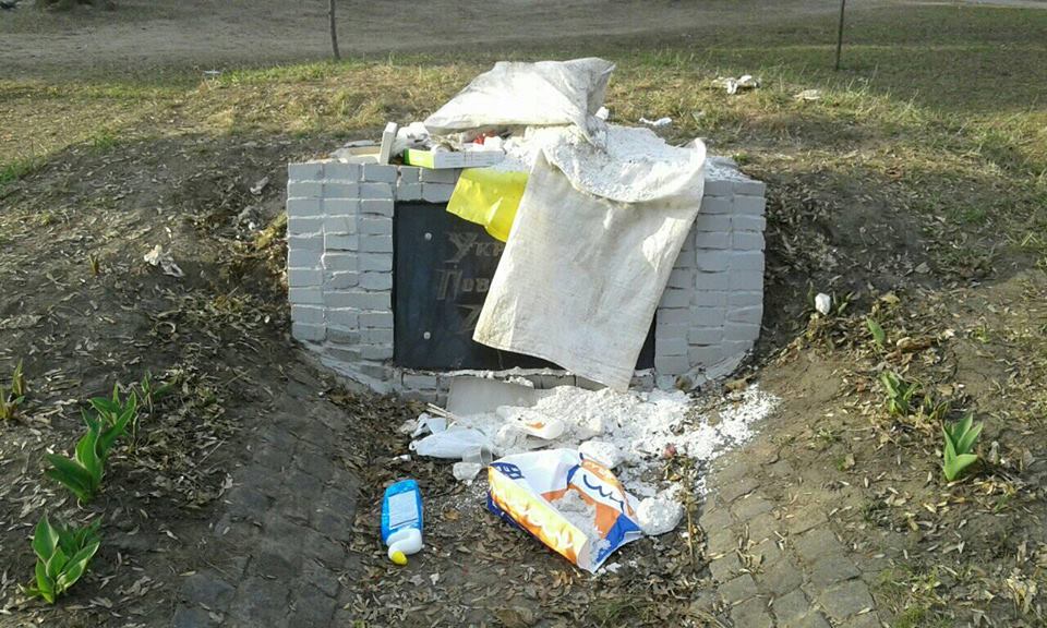 У Харкові закидали сміттям пам’ятник воїнам УПА 