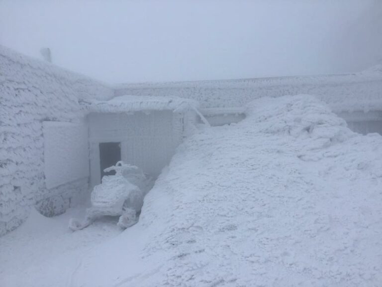 У квітні в Карпатах випало більше метра снігу: українці діляться яскравими кадрами - today.ua