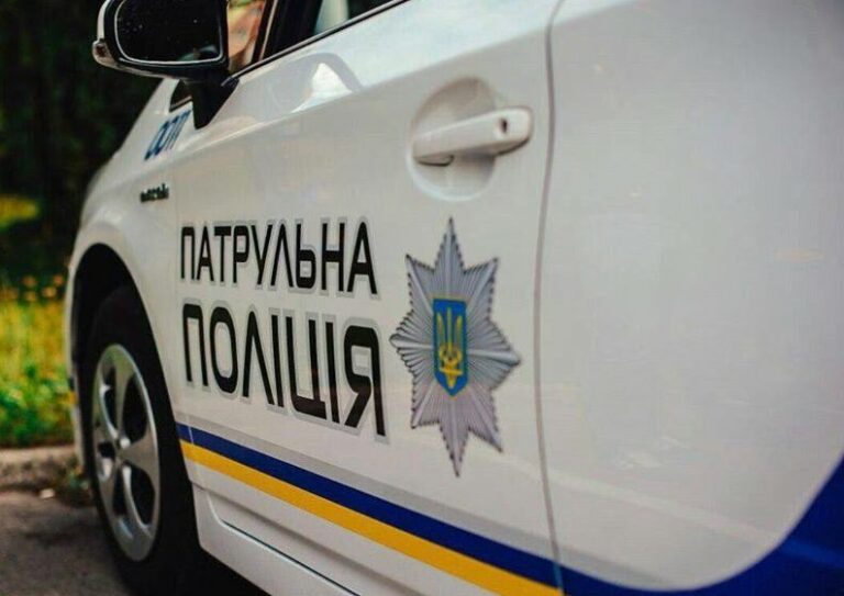 В Ровно 12-летняя девочка с неприличными жестами пробежалась по авто полиции  - today.ua