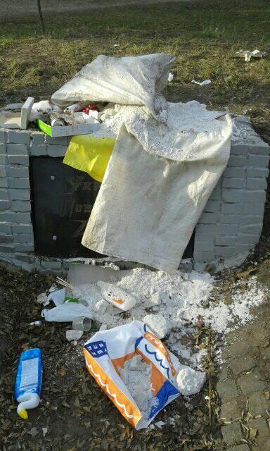 У Харкові закидали сміттям пам’ятник воїнам УПА 