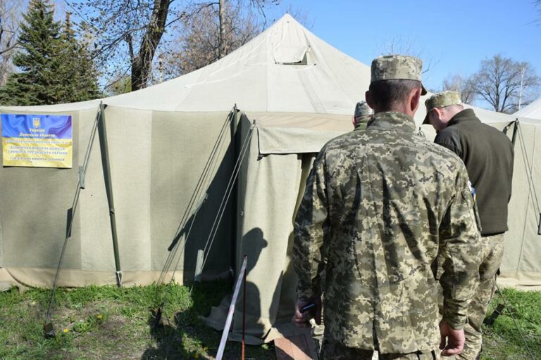 В сети показали, как голосовали бойцы ООС на Донбассе - today.ua