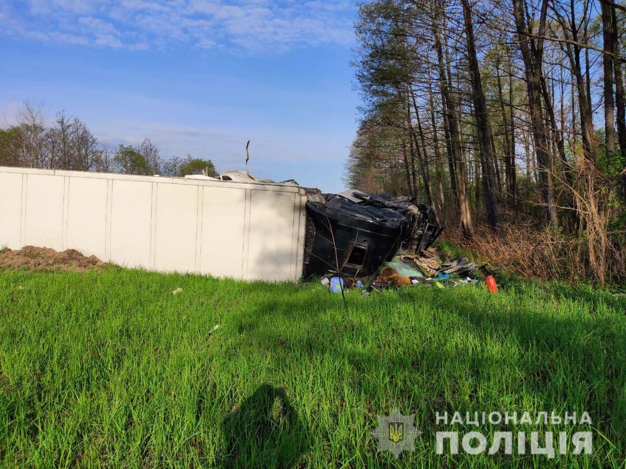 На Житомирщине произошло ДТП с двумя грузовиками: есть погибший