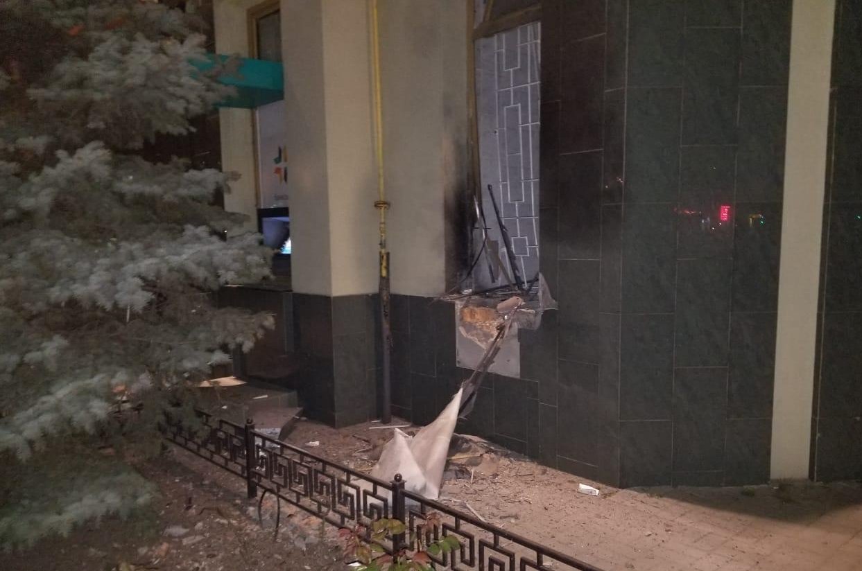 В Одессе подорвали банк: опубликованы фото