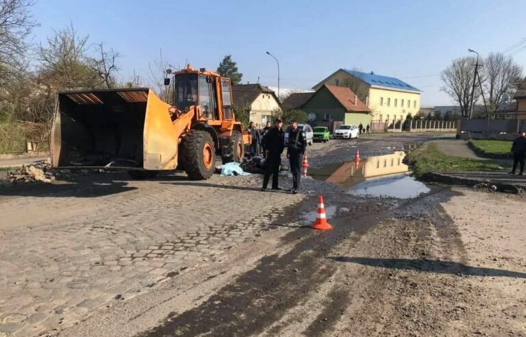 На Закарпатье произошло смертельное ДТП: мотоциклист попал под колеса трактора  - today.ua