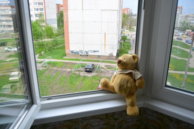 В Киеве с балкона шестого этажа выпал трехлетний ребенок  - today.ua