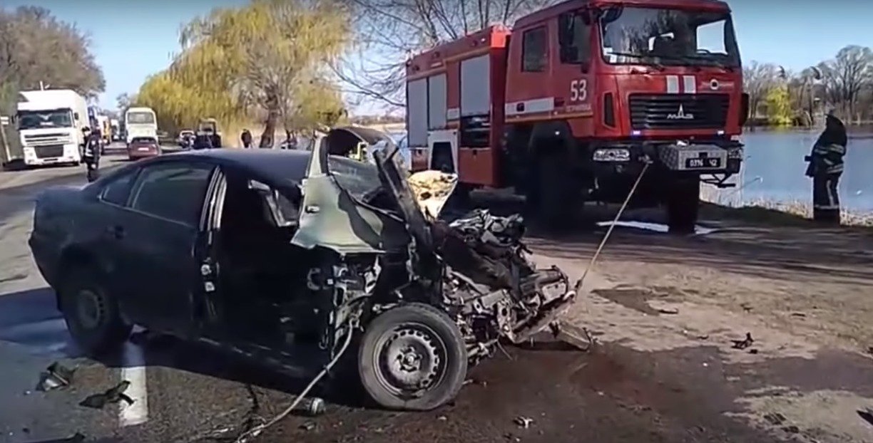 Під Дніпром сталася жахлива ДТП: постраждав чоловік - today.ua