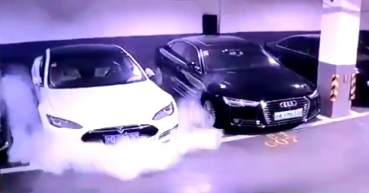 Электромобиль Tesla самовольно загорелся на парковке - today.ua