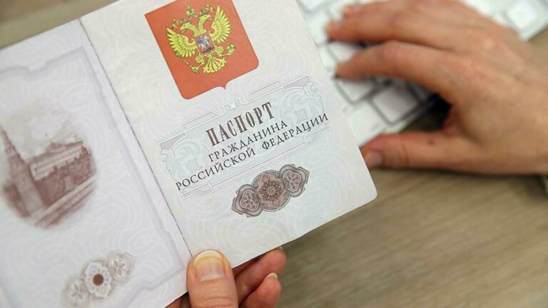 Жителям “ЛНР“ почали видавати російські паспорти - today.ua