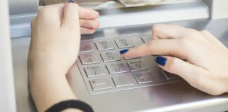 ПриватБанк звинуватили в крадіжці грошей з карток клієнтів - today.ua