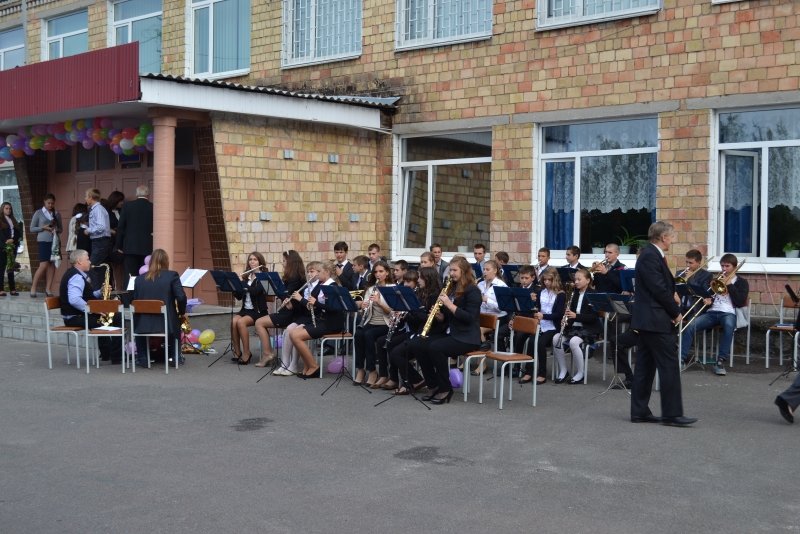 На Київщині плитка, що відвалилася від стіни у школі, травмувала дитину