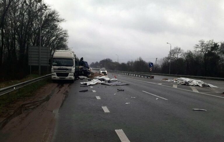 На автодороге Киев-Чоп столкнулись два грузовика: есть погибший  - today.ua