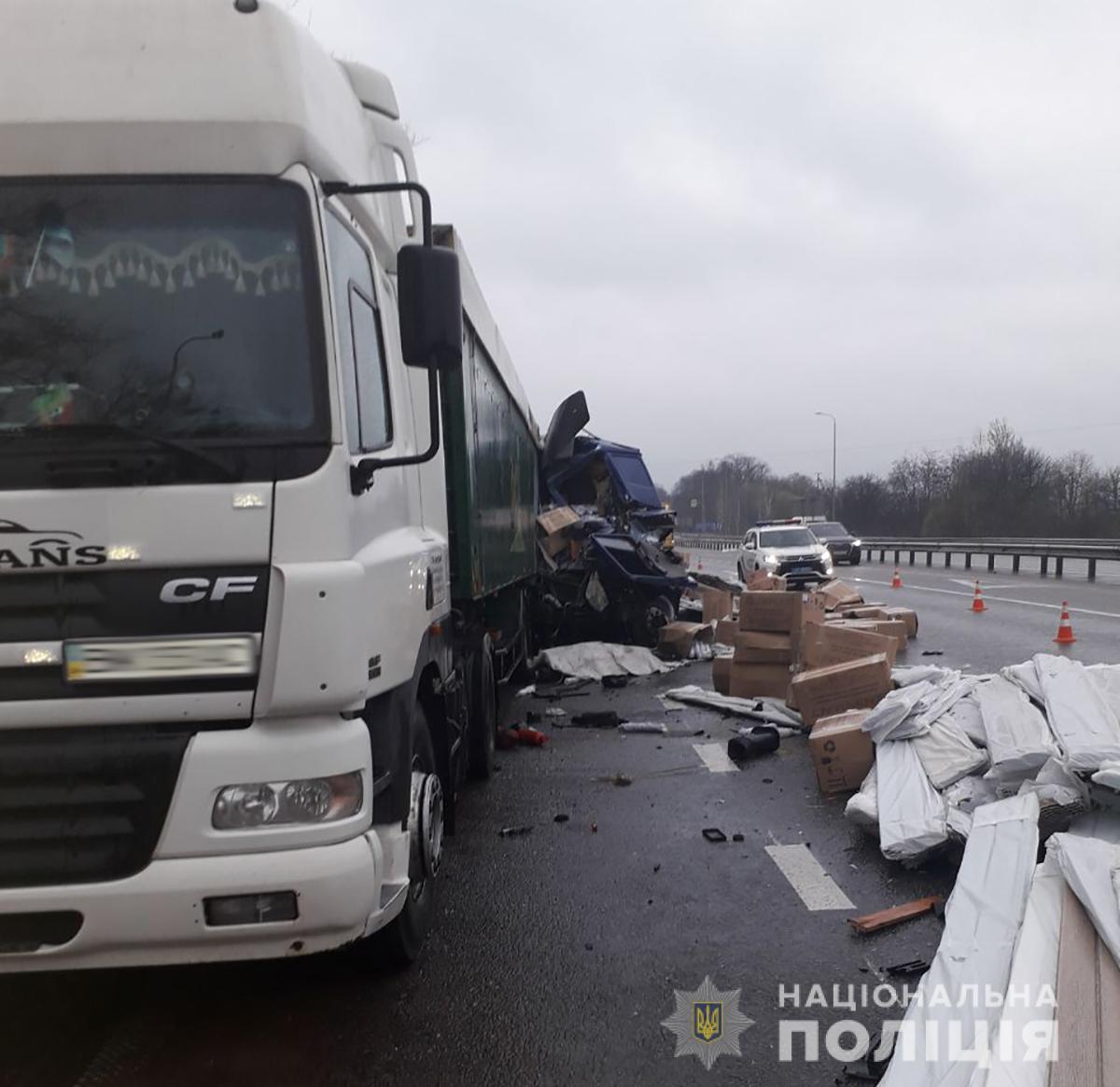 На автодороге Киев-Чоп столкнулись два грузовика: есть погибший 