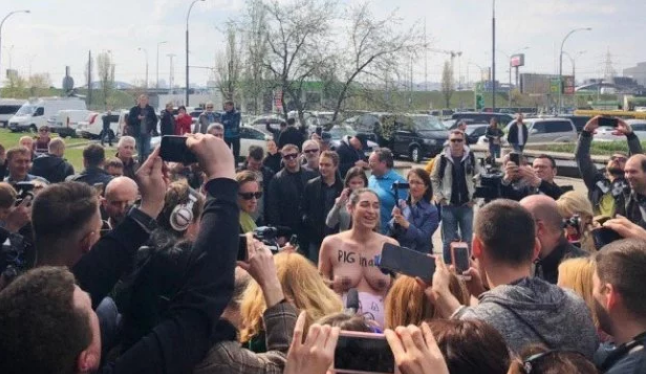 Активістка Femen з оголеними грудьми накинулася на Зеленського на виборчій дільниці - today.ua